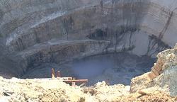 В затопленной шахте еще остаются восемь рабочих