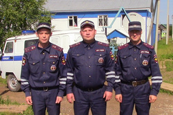 Сотрудники ДПС Алексей Бушуев, Павел Останин и Денис Удников предотвратили крупную трагедию в селе Коса.