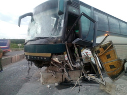 Автобус получил серьезные повреждения