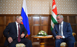 Владимир Путин с президентом Абхазии Раулем Хаджимбой