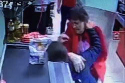 Женщина набросилась на мальчика с кулаками за то, что он встал на свой скейтборд в магазине