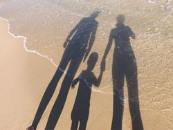Открытая лицензия от 09.09.2016. Семья, семья, море берег, отражение, песок