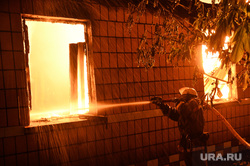 Мариуполь. Мародерство и пожар в поспешно оставленной военными воинской части. Украина, пожар, огонь, ночь, тушение пожара, вечер