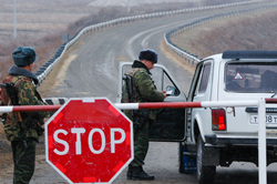 Навстречу туристам вышли российские пограничники