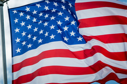 Эксперты уже давно заметили, что флаг Америки подозрительно развевается в вакууме