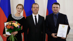 Тимур Кизяков получает награду от Дмитрия Медведева