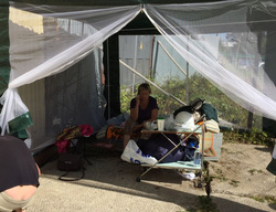 Женщина живет без еды в палатке напротив дома