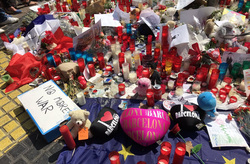На месте трагедии возник стихийный мемориал в память о жертвах террора