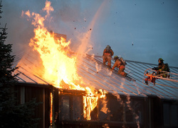 Огнем повреждены деревянные лестничные марши двухэтажного жилого дома