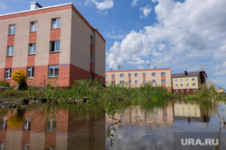 Дома построенные по программе переселения из ветхого жилья по улице Автомобилистов в городе Шадринск, недвижимость, лужа во дворе, потоп, переселение, дома для переселенцев, трехэтажка