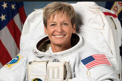 Пегги Уитсон десять раз выходила в открытый космос, что является рекордом для женщин-космонавтов