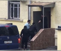 Полиция завела Серебренникова в суд с заднего входа