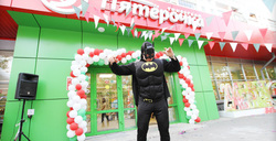 Покупателей развлекали супергерои. Бэтмен танцевал и вручал подарки малышам