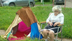 Женщина живет в самодельной палатке