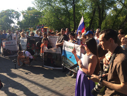 На митинг в сквере Комсомольском пришли около сотни обманутых вкладчиков банка «Югра»