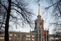 Весна в Екатеринбурге, деревья, здание администрации екатеринбурга, мэрия екатеринбурга