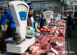 Проверка санкционных продуктов на Шарташском рынке. Екатеринбург, торговля, весы, рынок, мясо