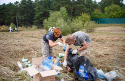 Активисты собирают пластиковый мусор