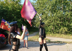 Девушки с пониженной социальной ответственностью вышли с флагами