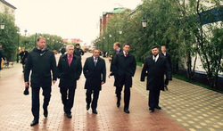 Кобылкин с салехардскими чиновниками прогуливается по обновленной улице Ленина