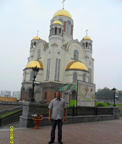 Денис М. на фоне Храма-на-Крови в Екатеринбурге
