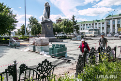 Привокзальная площадь. Курган, привокзальная площадь, ремонтные работы, сломанная ограда