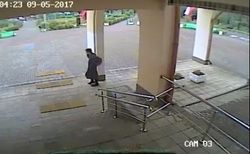 На записи видно, как стрелок, разговаривая по телефону, заходит в школу