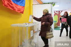 Выборы перенесенные на 4 декабря. Пермь, урна для голосования, избиратели, бюллетень