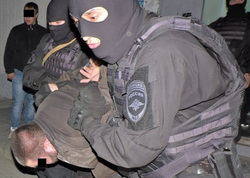 Бойцы ОМОН провели штурм для задержания наркоторговцев