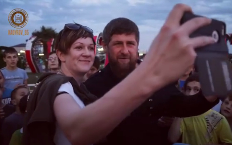 Глава Чечни любит фотографироваться с россиянами