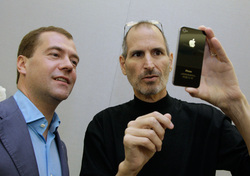 В 2010 году Медведев получил лично от Стива Джобса на тот момент новейшую модель смартфона iPhone четвертого поколения