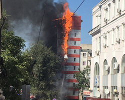 Полыхает десятиэтажная гостиница
