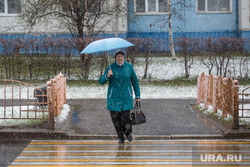 Снегопад в мае. Сургут, пешеходный переход, пешеход, женщина с зонтом, снегопад, переходит дорогу