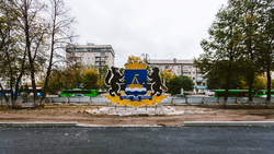На центральной улице Тюмени появился огромный герб города