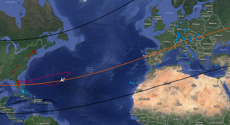 Границы тени Тритона обозначены чёрными линиями, оранжевая линия — центр этой тени. Красной линией показан маршрут самолёта, а точка двухминутного наблюдения за Тритоном обозначена рисунком самолёта. Красные и синие точки на карте — наземные обсерватории, которые также будут наблюдать за покрытием.