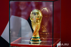 Презентация Кубка Чемпионата мира по футболу FIFA в цехе "Высота 239" белым металлургам на Челябинском трубопрокатном заводе. Челябинск, футбол, чм-2018, кубок FIFA