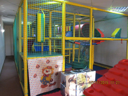 Игровая площадка для детей в кафетерии Югорска, где ребенок получил серьезную травму