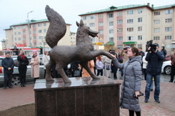 Новый памятник в Салехарде уже стал местом паломничества местных жителей и гостей города