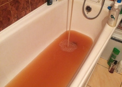 Вместо горячей воды из кранов течет ржавая жидкость