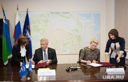 Подписание соглашения о взаимодействии партии "Единая Россия"  с ОД "Дай лапу". Сургут, подписание соглашения, хохряков борис, дымза александра