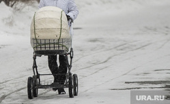 Клипарт. Свердловская область, мама с коляской, зима, коляска детская, снегопад