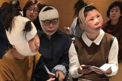 Снимок, на котором три забинтованные девушки сидят в аэропорту, широко обсуждается в соцсетях Китая