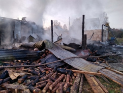 В результате пожара мать и трое детей остались без кормильца, старшей дочки и дома