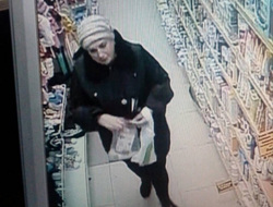 Полицейские надеются, что женщина, опознав себя на фото, добровольно отдаст украденные деньги