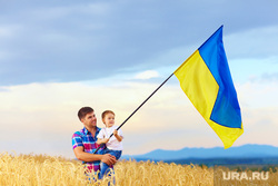 Клипарт depositphotos.com , флаг украины, ребенок на руках