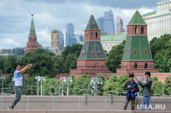 Жанры. Кремль. Москва, кремлевская стена, фотографировать, прыжок, город москва, кремль, туристы