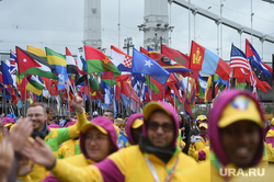 Парад-карнавал участников Всемирного фестиваля молодежи и студентов. Москва, флаги разных стран, флаги
