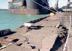 Американский корабль повредил причал в украинском порту