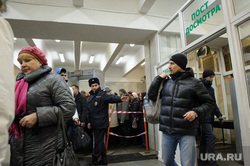 В екатеринбургском метрополитене усилены меры безопасности. Екатеринбург, досмотр, екатеринбургский метрополитен, площадь 1905 года, метро, пост досмотра, усиление мер безопасности