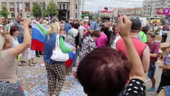 Протестующие рассыпали конфеты, размахивая российским триколором